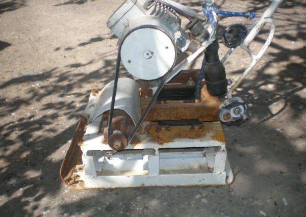 Homemade vibrating plate of motor cultivator - is taken from the old engine unit and frame, on which it is secured