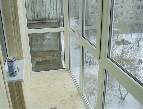 Panoramski balkon topleje je, da namestite talnih oblog v skladu z infrardečo ali Talno ogrevanje