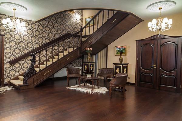 İkinci katta Fotoğraf için merdiven ile giriş salonu: bir kafes ve dolaplarında Koridor, özel bir evde iç tasarım, duvar kağıtları