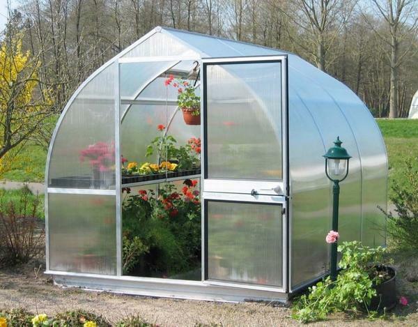 Starp priekšrocībām salokāmu dārza siltumnīcas vērts atzīmēt kompaktums, plaša funkcionalitāte un ilgs kalpošanas laiks