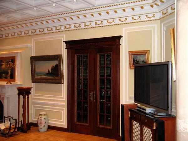 Ketika memilih pintu interior untuk hidup, Anda harus memperhitungkan fitur dan desain ruang tamu