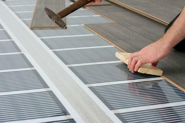 Ved installasjon av varmekabler i henhold til laminatet bør vurdere hvilke lokaler og tykkelsen av gulvbelegget