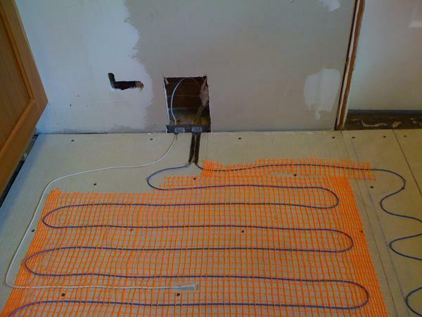 Voor het leggen van tegels op de vloerverwarming kabel moeten worden geïnspecteerd op beschadigingen