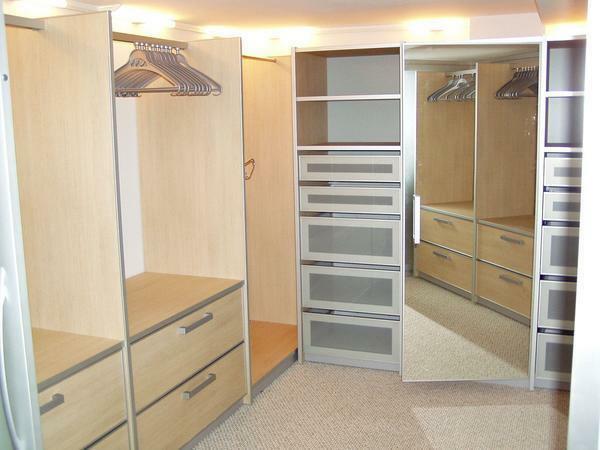 In a small dressing room furniture is recommended to place around the perimeter