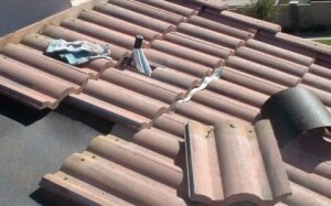 Rumah perbaikan atap: memperbaiki logam tua dan bahan atap genteng