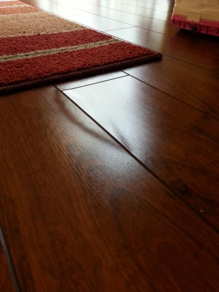Laminate flooring in the interior of the living room looks impressive, but short-lived. The first is a puddle on the floor hopelessly spoil its appearance.