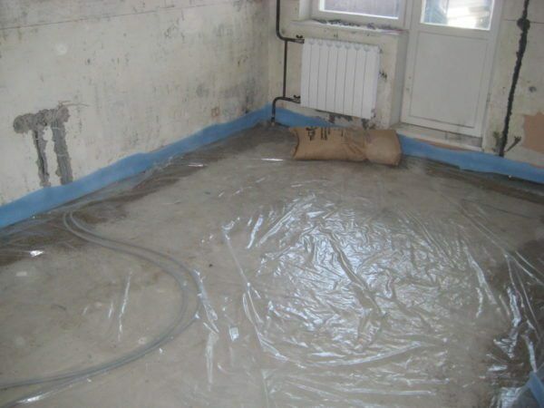 Plastic film for waterproofing the floor in the apartment.