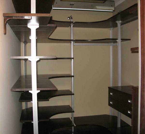 In the dressing room are placed open shelves, which expand it visually