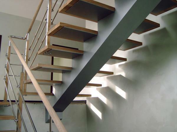 Escalier en bois: revêtement de structure métallique, structure métallique, lambris étapes