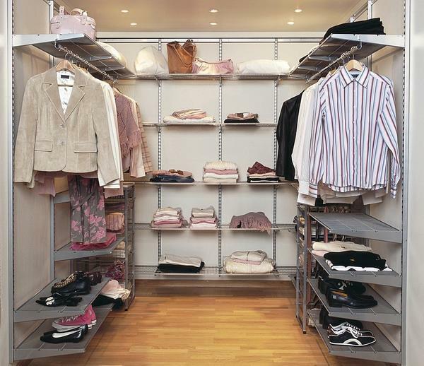 The dressing room should be organized according to all the rules of functional comfort, but it should be chosen based on various options for living space