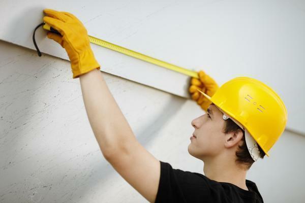 Per determinare la lunghezza appropriata della striscia del LED, è necessario effettuare misure del perimetro del soffitto