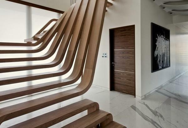 Les escaliers avec des lignes élégantes courbes s