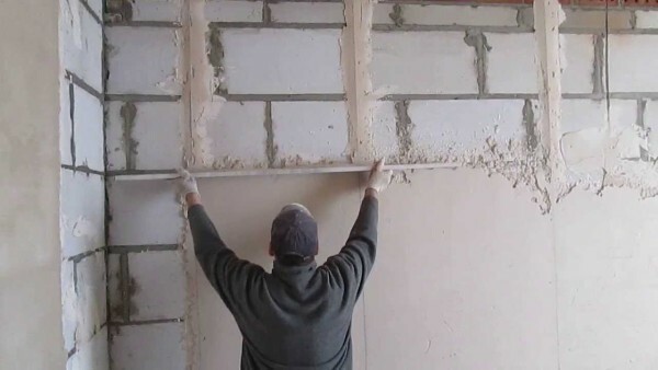 Leveling plaster walls on beacons