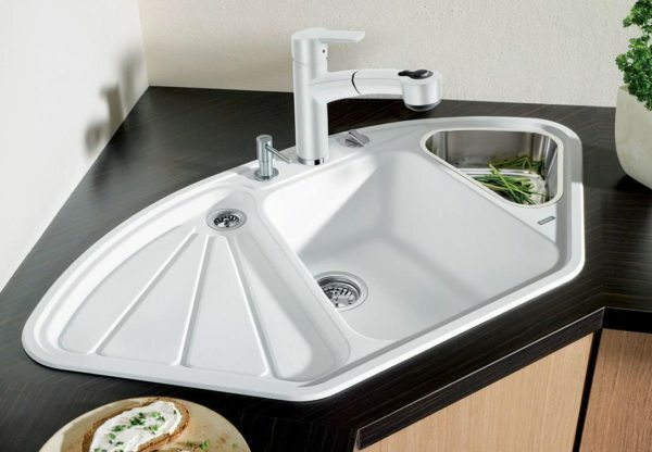 Corner sink with three bowls and "wing" for drying dishes - user-friendly design