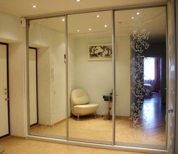 Lustrzane drzwi do garderoby - to świetnym rozwiązaniem wizualnie zwiększyć przestrzeń w pokoju