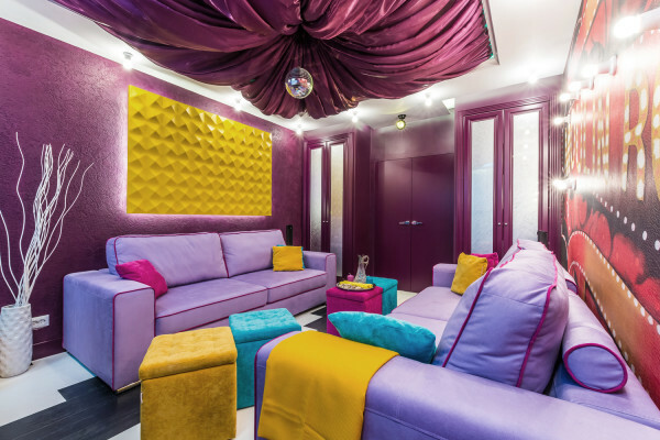 Do you want your hands to give the interior of theatricality? Select a draped ceiling.