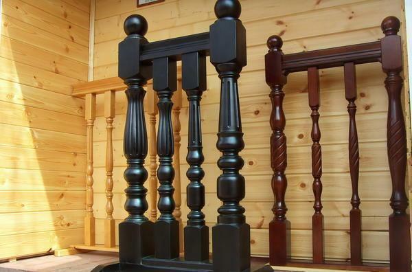 Éléments d'escaliers en bois: compléter les matériaux de pin, des composants de ballons, les pièces et les couvertures pour socle, l'huile pour la construction