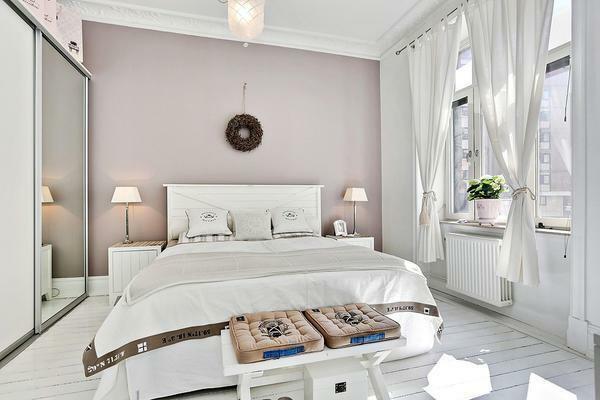 W sypialni w stylu skandynawskiego wieszaki i stojaki bez żadnego maskowania wystawionej w sypialni