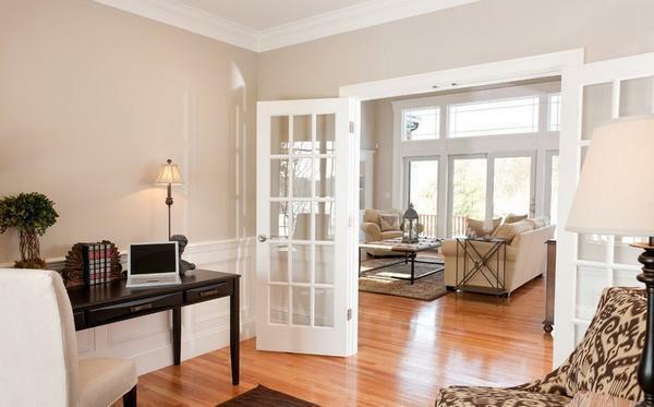 pintu putih tidak hanya untuk menghias ruang tamu, tetapi juga membuatnya lebih lapang dan asli