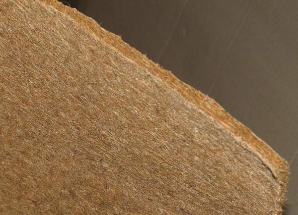 The fibrous structure of flax mat gives the material excellent insulating characteristics