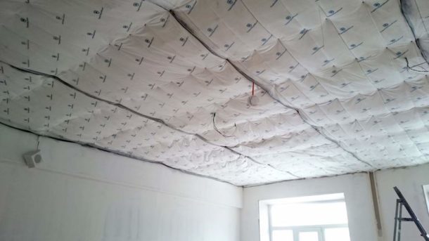 Fixăm materialele izolatoare fonice la tavan
