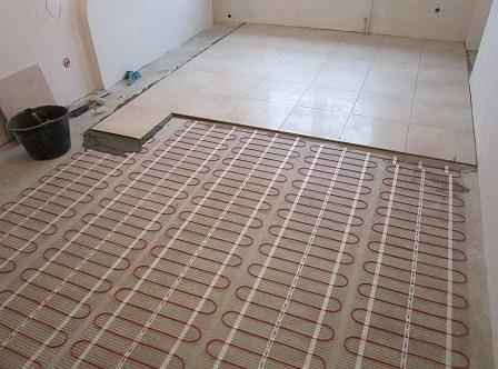 Před položením podlahové vytápění pod dlažbou by měl pečlivě zvážit teoretickou část procesu