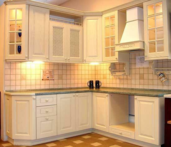 Kuchyně design interiéru: kuchyně s ostrůvkem v bílé barvě