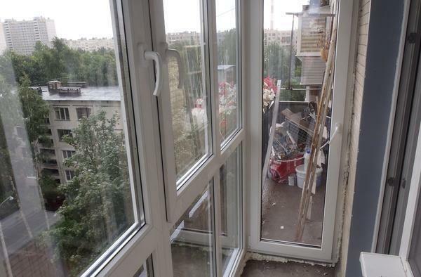 Vse razpoke na balkon s panoramskim oknom je priporočljivo, da pečat montažno peno