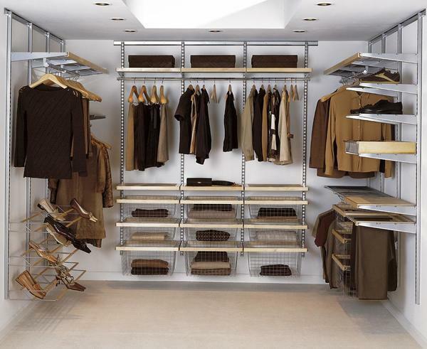 The construction of a cloakroom from the pantry is a good idea of ​​the proper use of space
