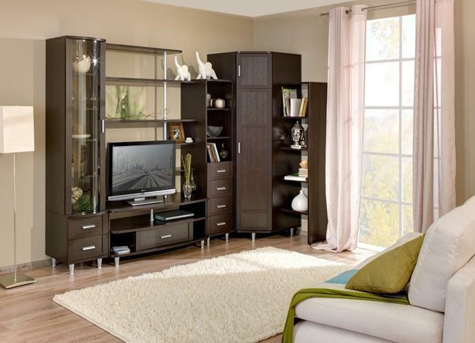 Bútor a nappaliban, előtér: egyesíti a házban, szekrények és a konyha folyosó kialakítása, fotó falak között szobák